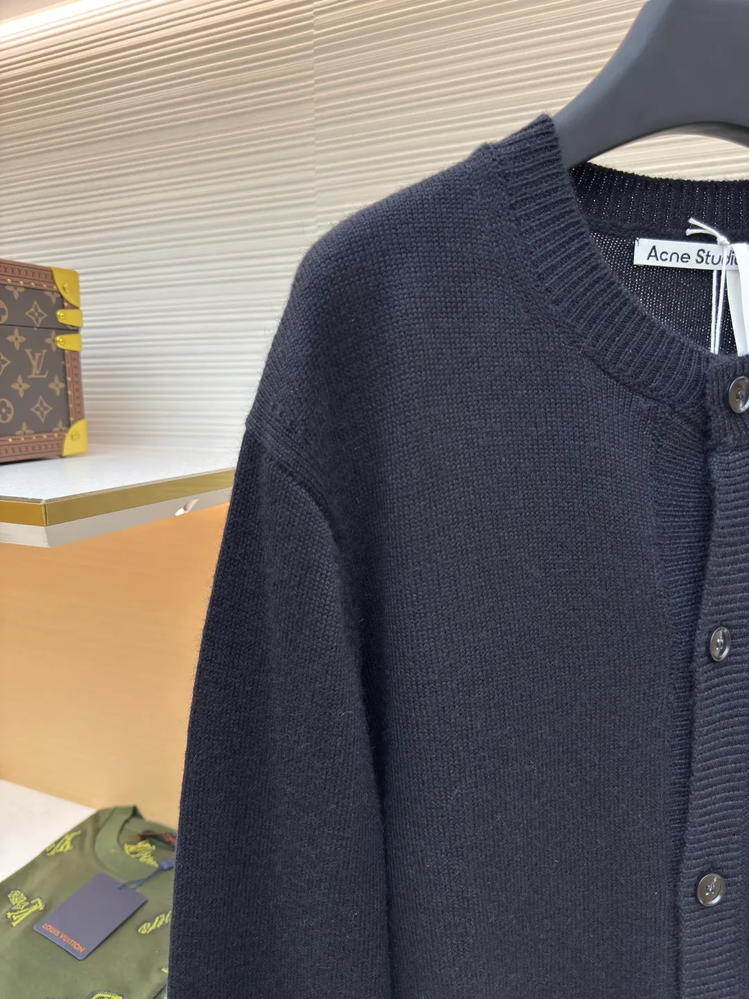 Acne Studios bow embroidered cardigan sweater ●Original version: Purchased and developed in 2988 ●Item number: 1680693-B15 ●Fabric: wool fabric ●Technology: Knitted production ●Version: Loose fit ●Weight: about 660 grams ●Size: S-M-L ●Description: Made of 6 strands of 26μm ultra-fine merino wool blended yarn, compoundly twisted through siro spinning technology to increase yarn strength by 40%. Air core wrapping process: Inject 0.1% gaseous silicone oil into the hollow layer of the yarn to reduce the weight of the fabric by 15% while maintaining the natural warmth of wool. Japan's Shima Seiki MFG-3.2 seven-gauge computerized flat knitting machine is used to knit an invisible rhombus interlayer with a thickness of 1.2mm through the triple interaction of floating thread + tuck stitch + hanging stitch. The cuffs adopt a 5→7G gradient gauge and are programmed to achieve a precise transition of adding 0.3 stitches per centimeter. The overall wiring is straight and delicate, the fabric is comfortable and soft, and the color is consistent without color difference. It can be matched with the same style to create a fashionable look and control various occasions. Customized accessories, complete with three standards, same style for men and women!
